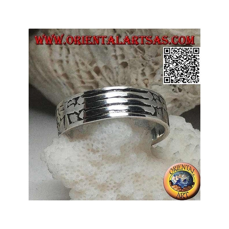 Anillo de plata con banda grabada con cruz cristiana
