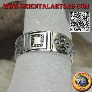 Anello a fedina in argento con incisioni geometriche