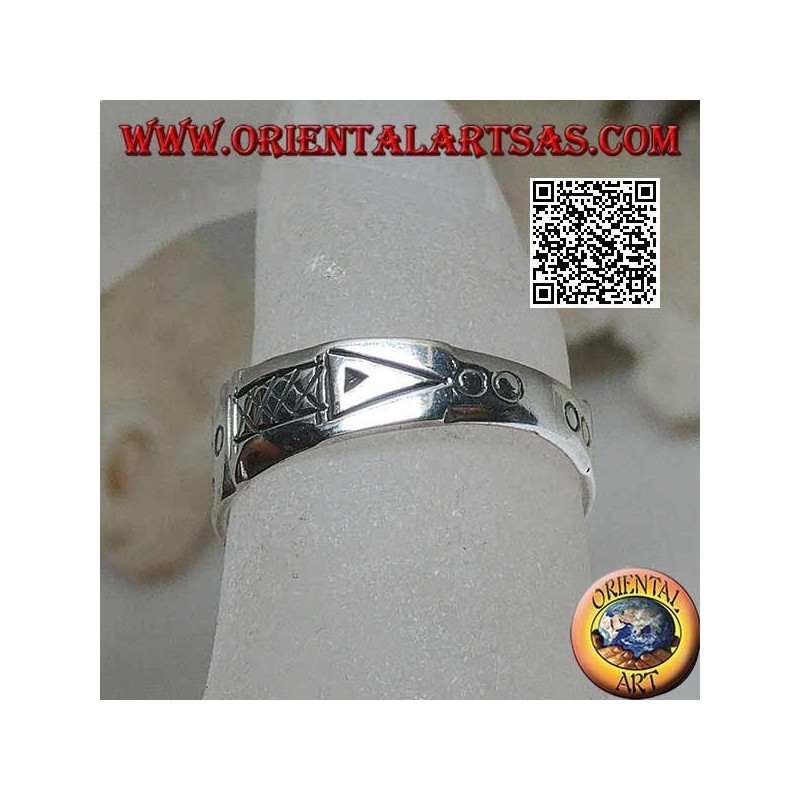 Anillo de plata con grabados geométricos