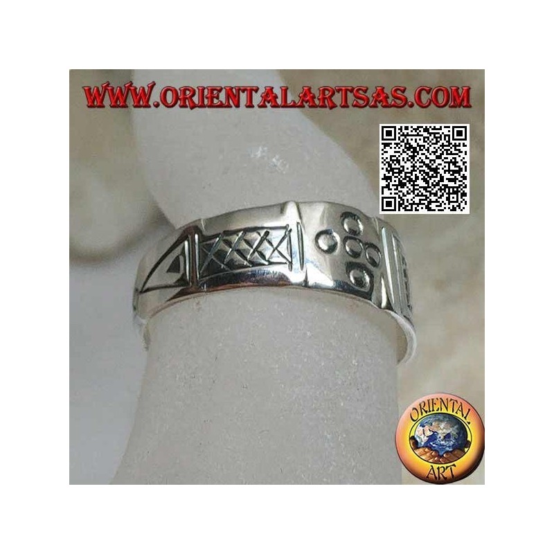 Anillo de plata con grabados geométricos