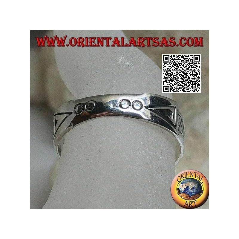 Anillo de plata con grabados geométricos