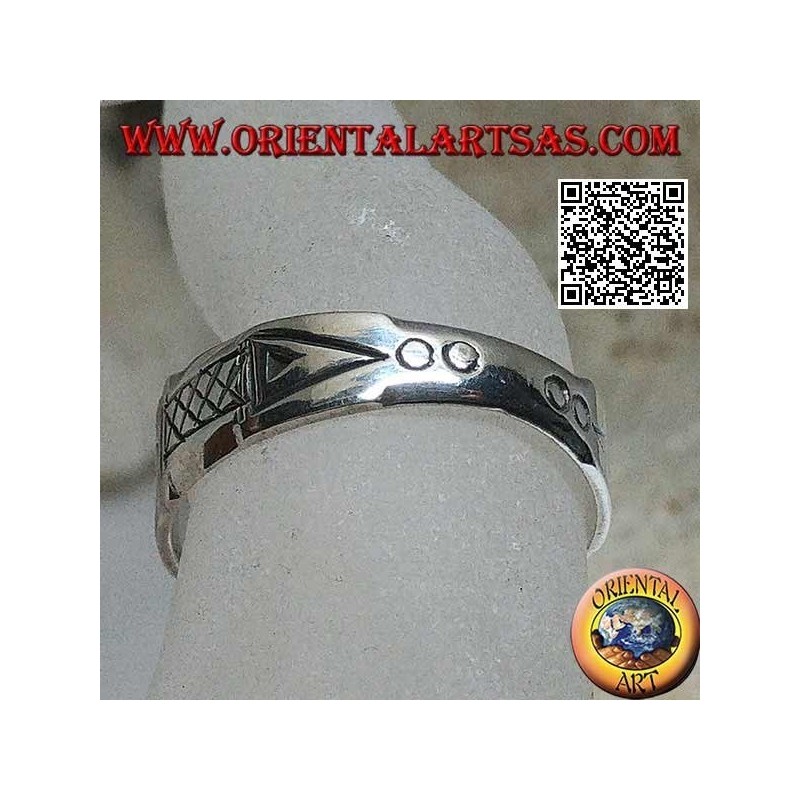 Silver ring with geometric engravings