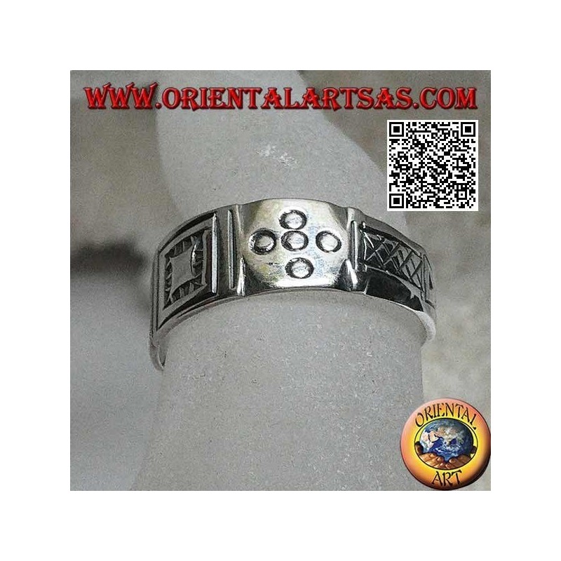 Bague en argent avec gravures géométriques