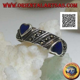Anillo de plata con corazones de lapislázuli natural en relieve sobre procesado oblicuo con marcasita