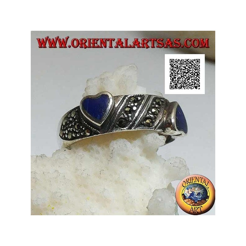 Anello in argento a fedina con cuori di lapislazzulo naturale in rilievo su lavorazioneobliqua con marcasite