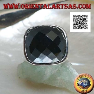 Anillo de plata rodiada con circonita de espinela cabujón facetado cuadrado redondeado