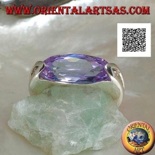 Rhodinierter Silberring mit horizontal ovalem facettiertem Amethystzirkon