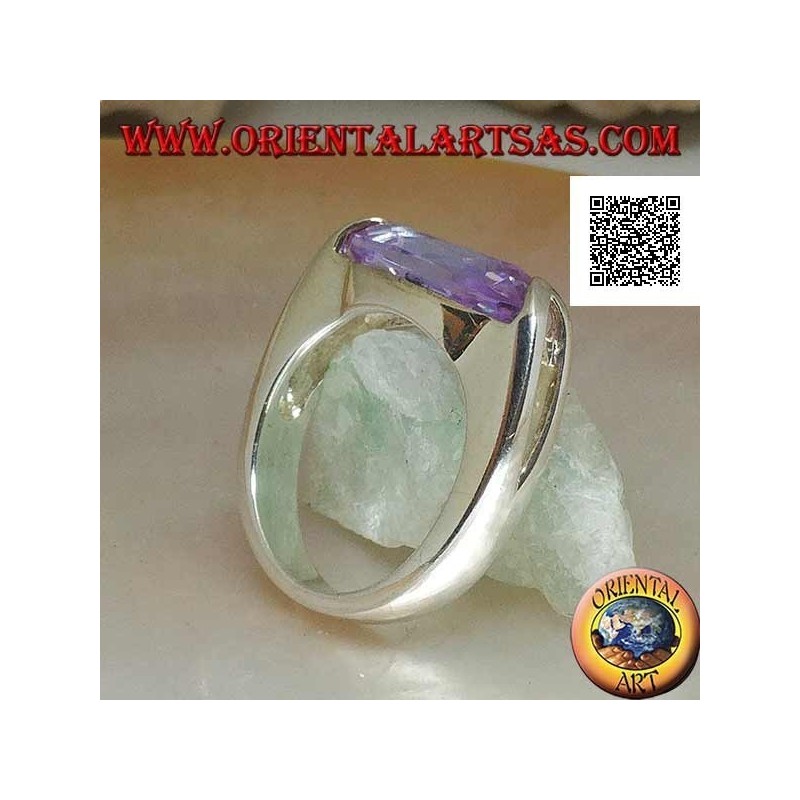 Anello in argento rodiato con zircone ovale orizzontale color ametista sfaccettato