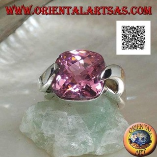 Anello in argento rodiato con zircone sfaccettato quadrato rosa agganciato da due lati