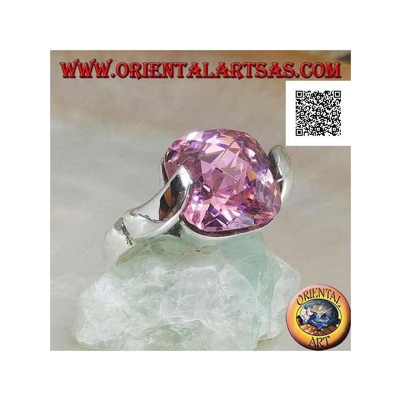 Bague en argent rhodié avec zircon carré rose à facettes crocheté sur deux côtés