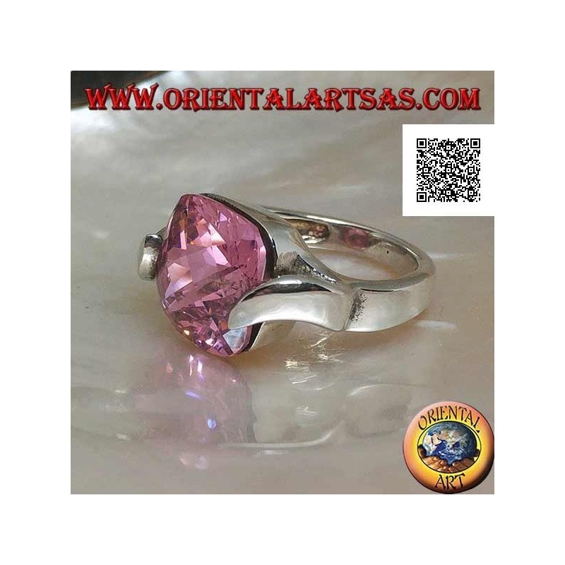 Anillo de plata rodiada con circonita facetada cuadrada rosa enganchada en dos lados