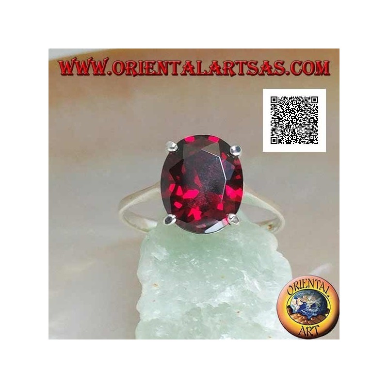 Anello in argento rodiato con granato ovale cabochon sfaccettato incastonato da 4 graffette 