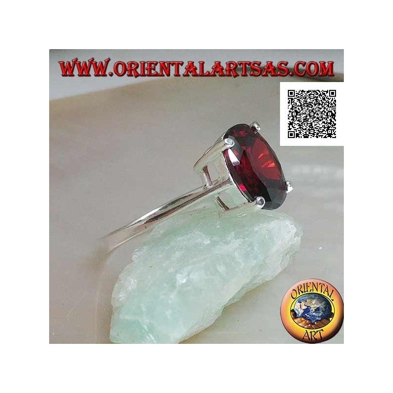Anello in argento rodiato con granato ovale cabochon sfaccettato incastonato da 4 graffette