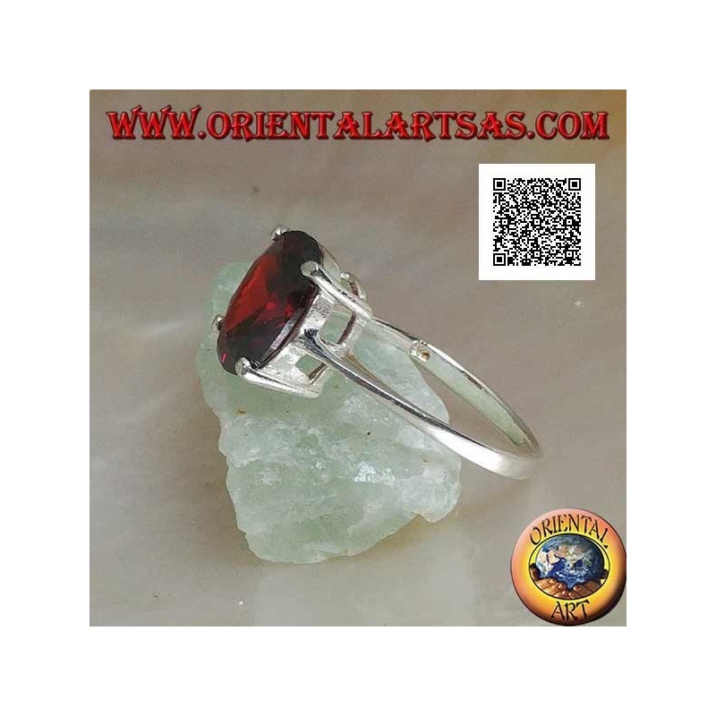 Anillo de plata rodiada con granate cabujón ovalado facetado engastado con 4 clips