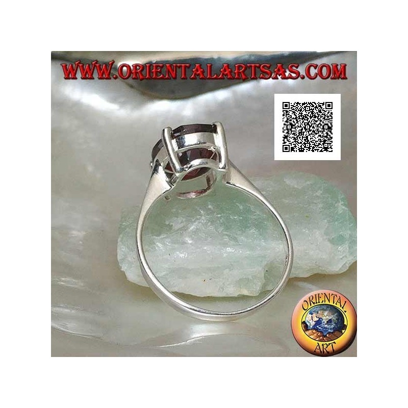 Anillo de plata rodiada con granate cabujón ovalado facetado engastado con 4 clips