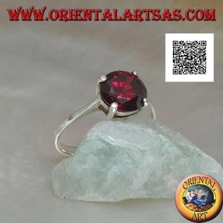 Anello in argento rodiato con granato tondo sfaccettato incastonato da 4 graffette 