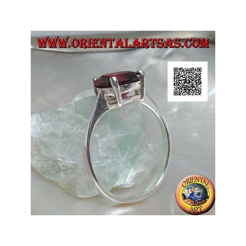 Anillo de plata rodiada con granate redondo facetado engastado con 4 clips