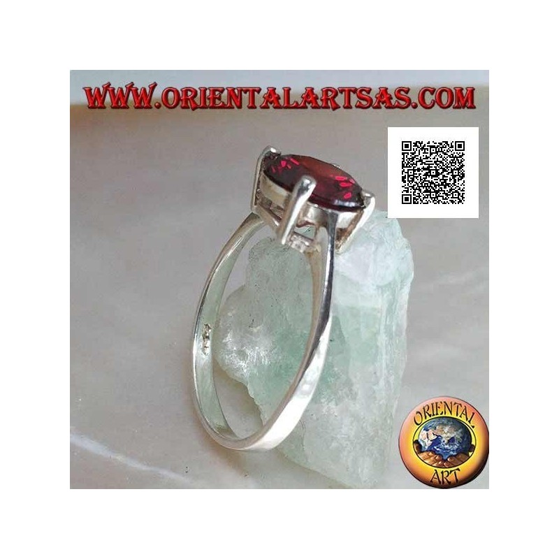 Anello in argento rodiato con granato tondo sfaccettato incastonato da 4 graffette