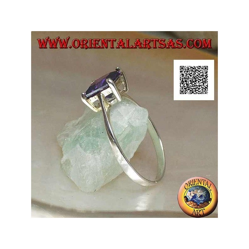Anello in argento rodiato con zircone quadrato color ametista incastonato da 4 graffette