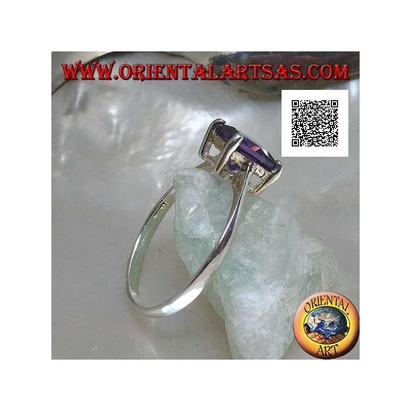 Anello in argento rodiato con zircone quadrato color ametista incastonato da 4 graffette
