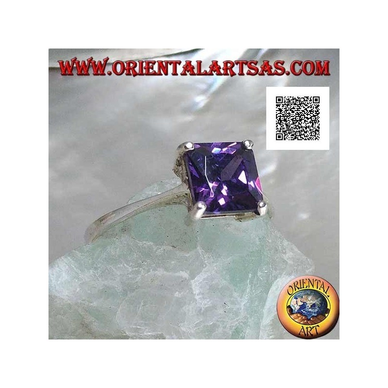 Anello in argento rodiato con zircone quadrato color ametista incastonato da 4 graffette