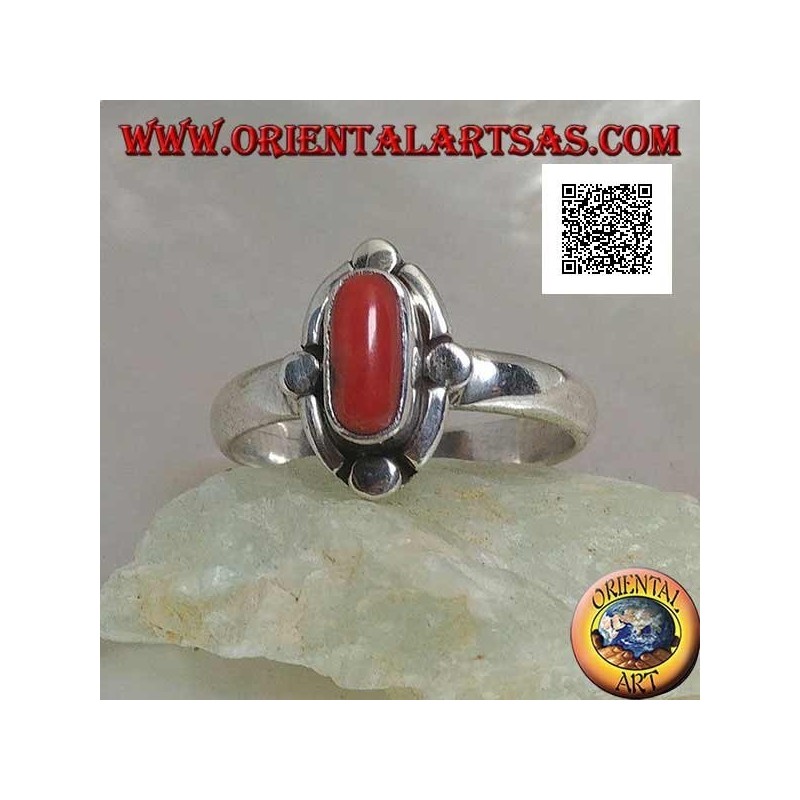 Bague en argent avec corail naturel ovale entouré de bandes et de disques alternés