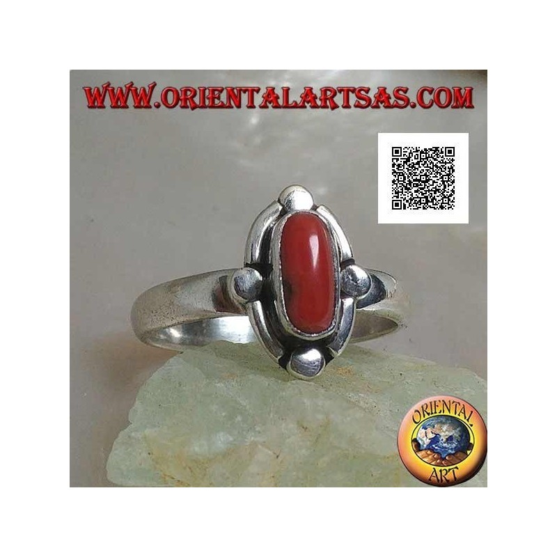 Anillo de plata con coral natural ovalado rodeado de bandas y discos alternados