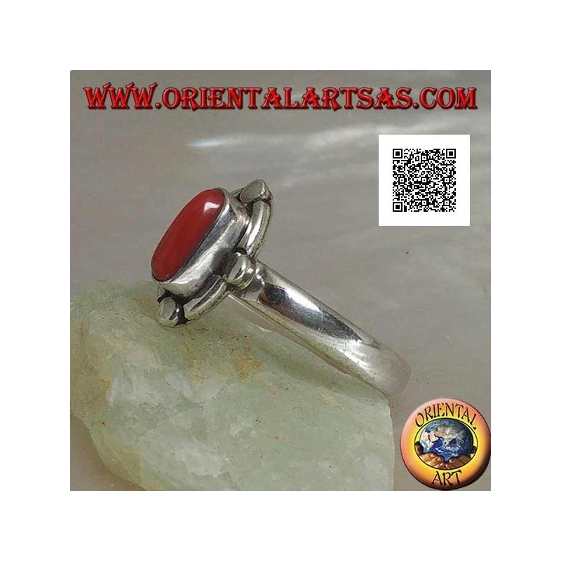 Anello in argento con corallo naturale ovale contornato da fascette e dischetti alternati