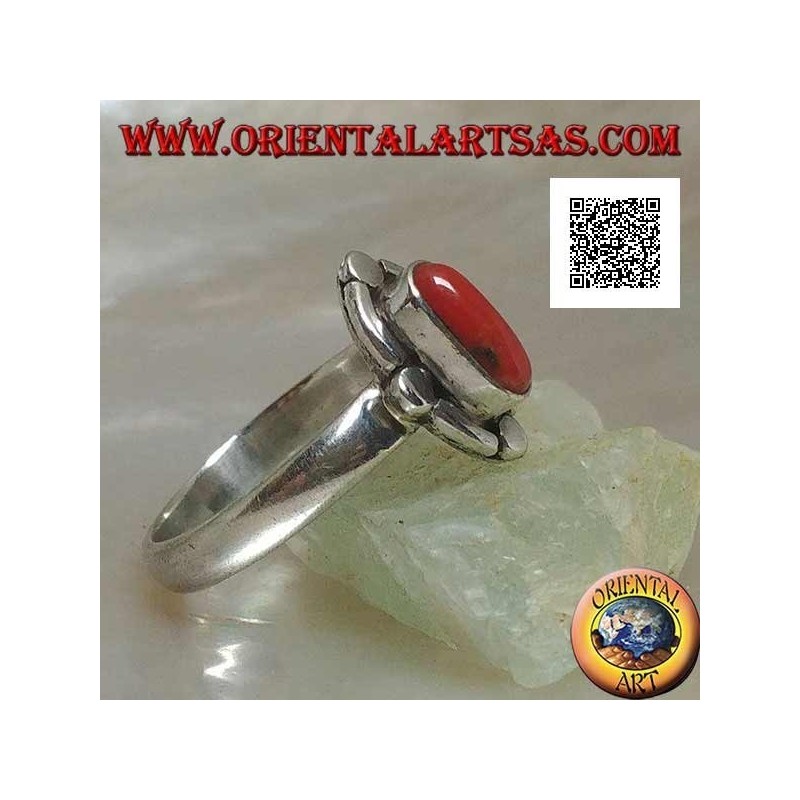 Anillo de plata con coral natural ovalado rodeado de bandas y discos alternados