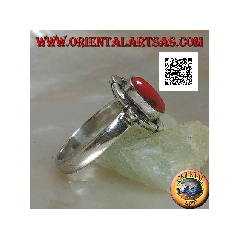 Anello in argento con corallo naturale ovale contornato da fascette e dischetti alternati