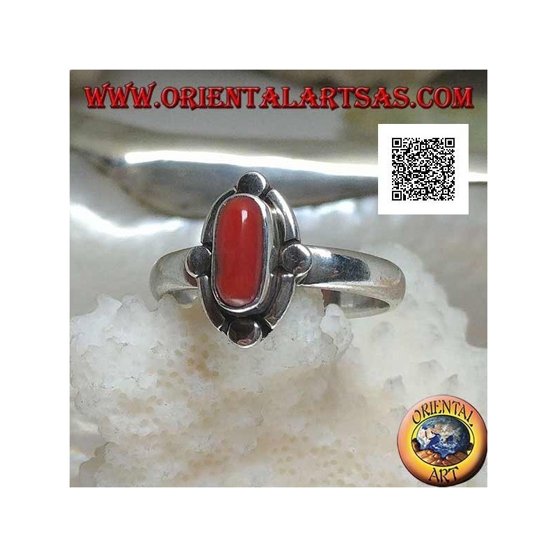 Anello in argento con corallo naturale ovale contornato da fascette e dischetti alternati