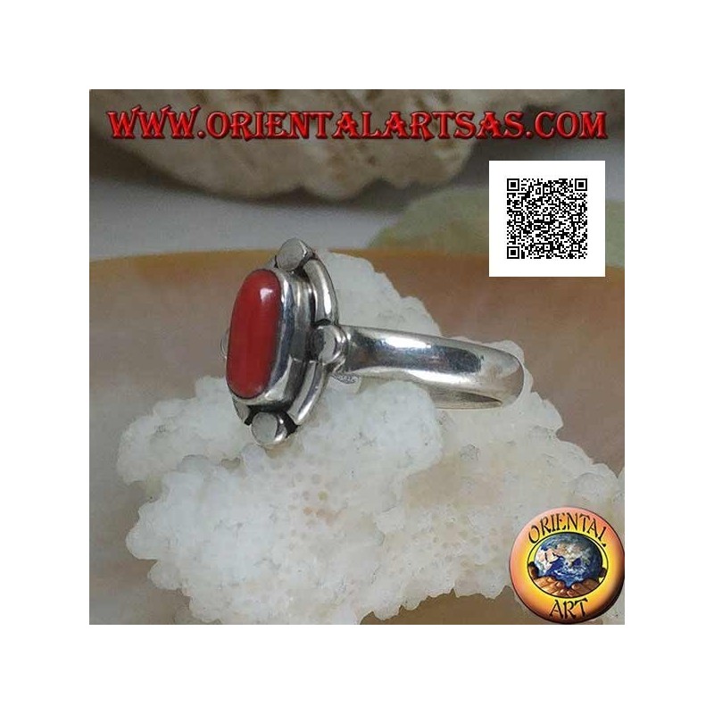 Anello in argento con corallo naturale ovale contornato da fascette e dischetti alternati