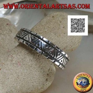 Anillo de plata con grabados de varias formas geométricas