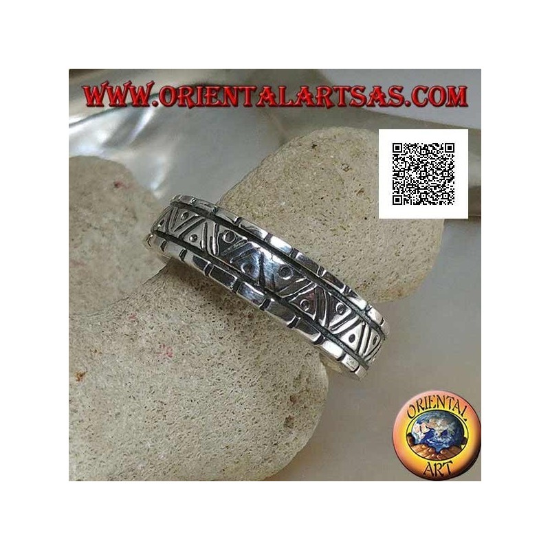 Bague en argent avec gravures de différentes formes géométriques