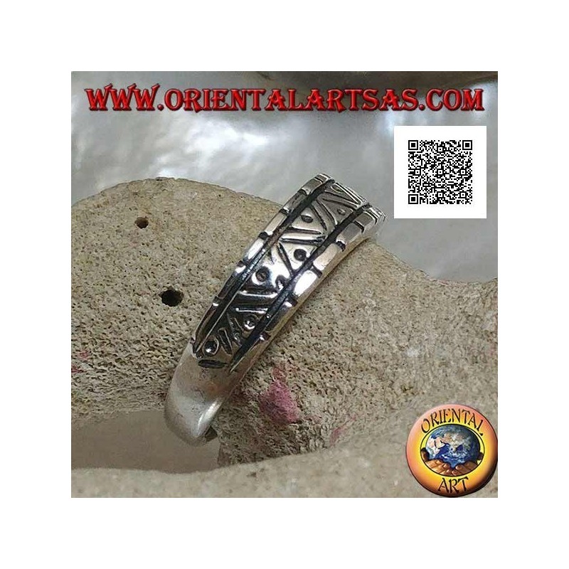 Bague en argent avec gravures de différentes formes géométriques