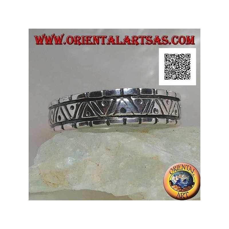 Bague en argent avec gravures de différentes formes géométriques