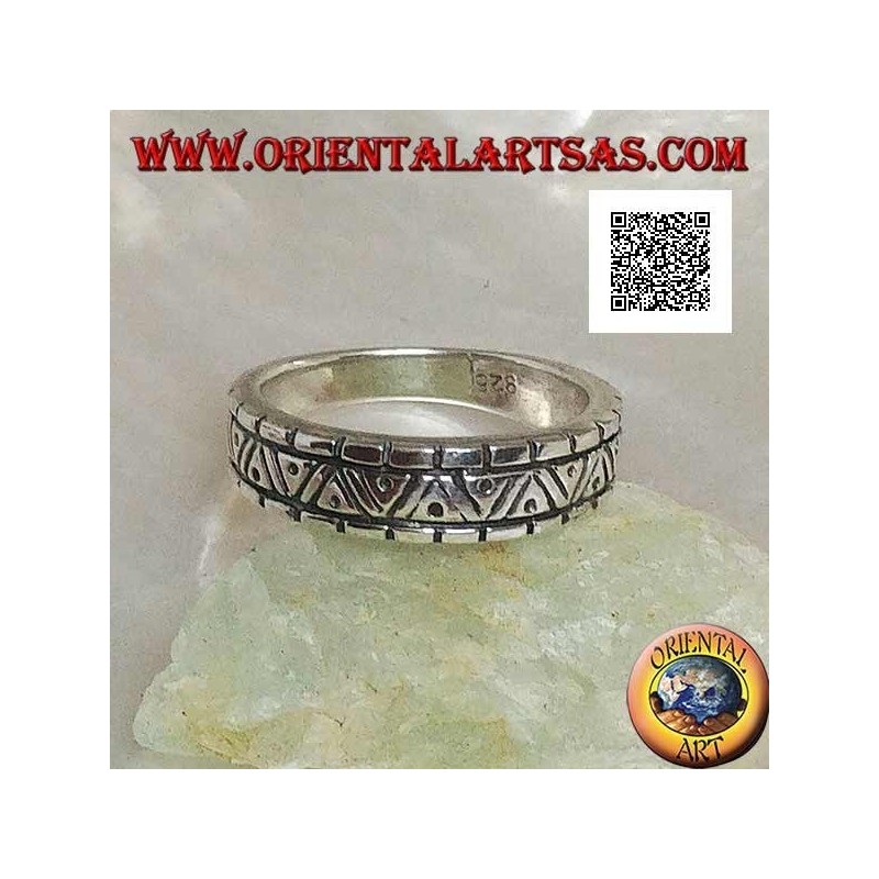 Bague en argent avec gravures de différentes formes géométriques
