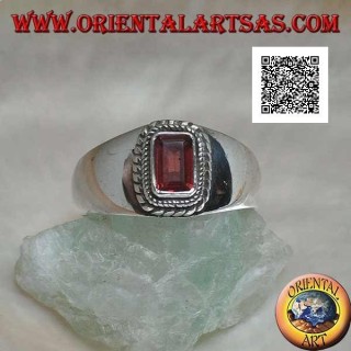 Bague en argent avec grenat naturel rectangulaire en relief entouré d'un double tissage