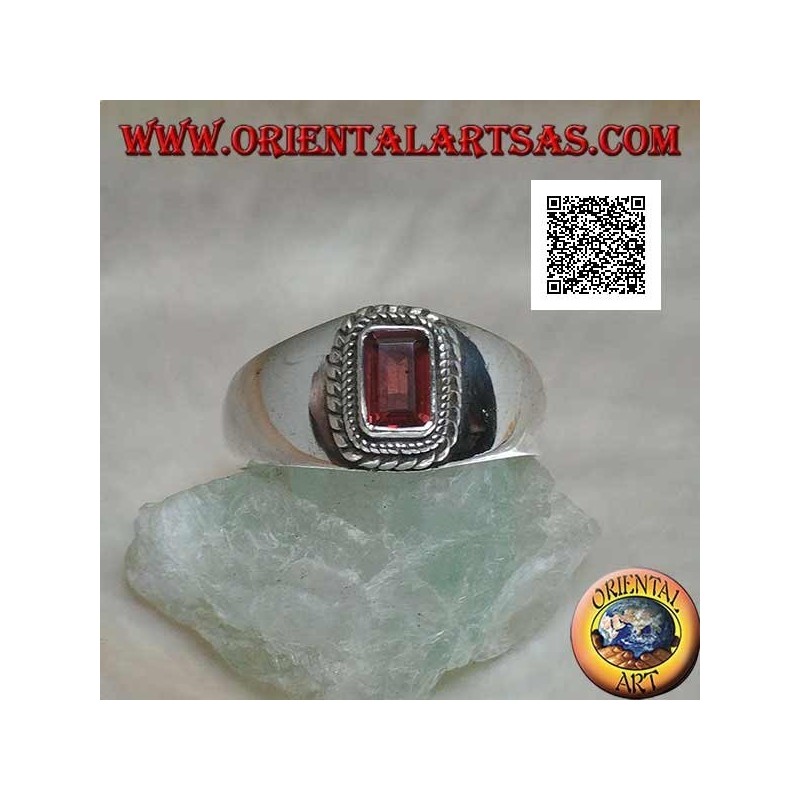 Anillo de plata con granate natural rectangular en relieve rodeado de un doble tejido