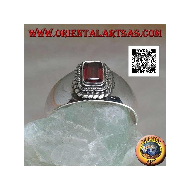 Anillo de plata con granate natural rectangular en relieve rodeado de un doble tejido