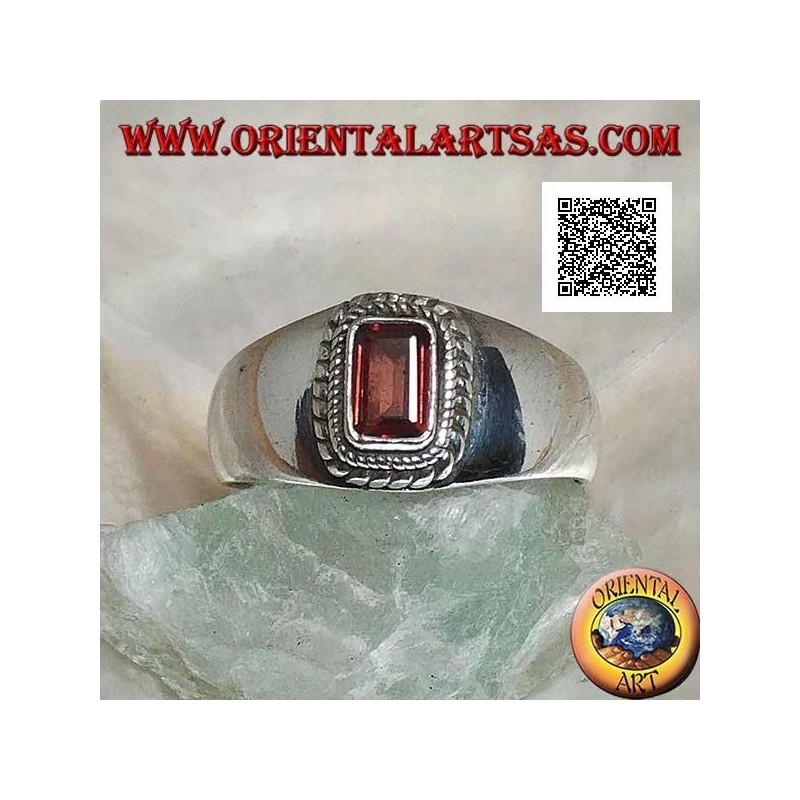 Anillo de plata con granate natural rectangular en relieve rodeado de un doble tejido