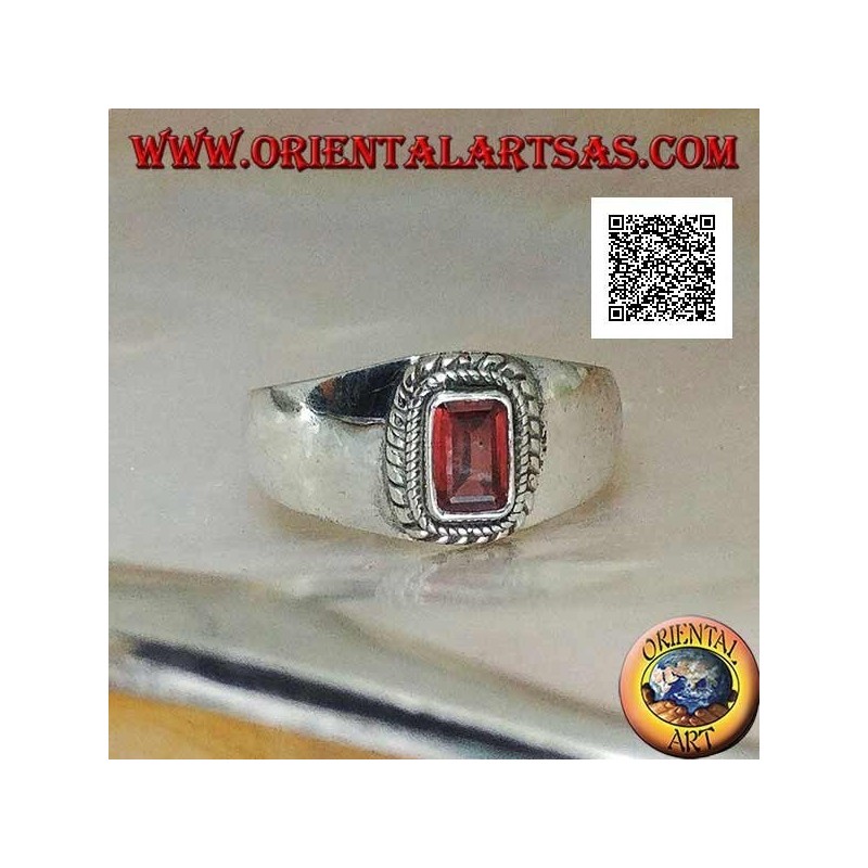 Bague en argent avec grenat naturel rectangulaire en relief entouré d'un double tissage