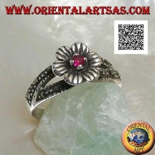 Bague en argent en forme de fleur avec grenat naturel rond serti au centre sur deux rangs de marcassite