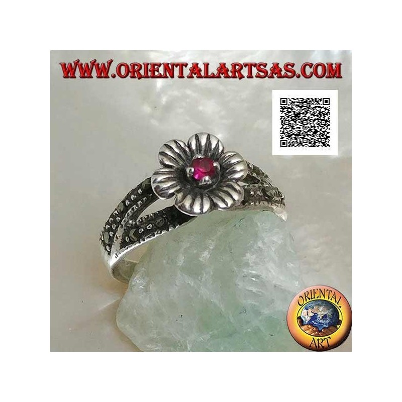 Anillo de plata en forma de flor con granate natural redondo engastado en el centro sobre dos filas de marcasita