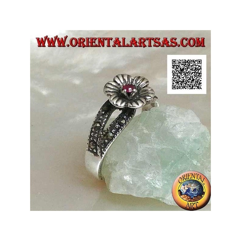 Bague en argent en forme de fleur avec grenat naturel rond serti au centre sur deux rangs de marcassite