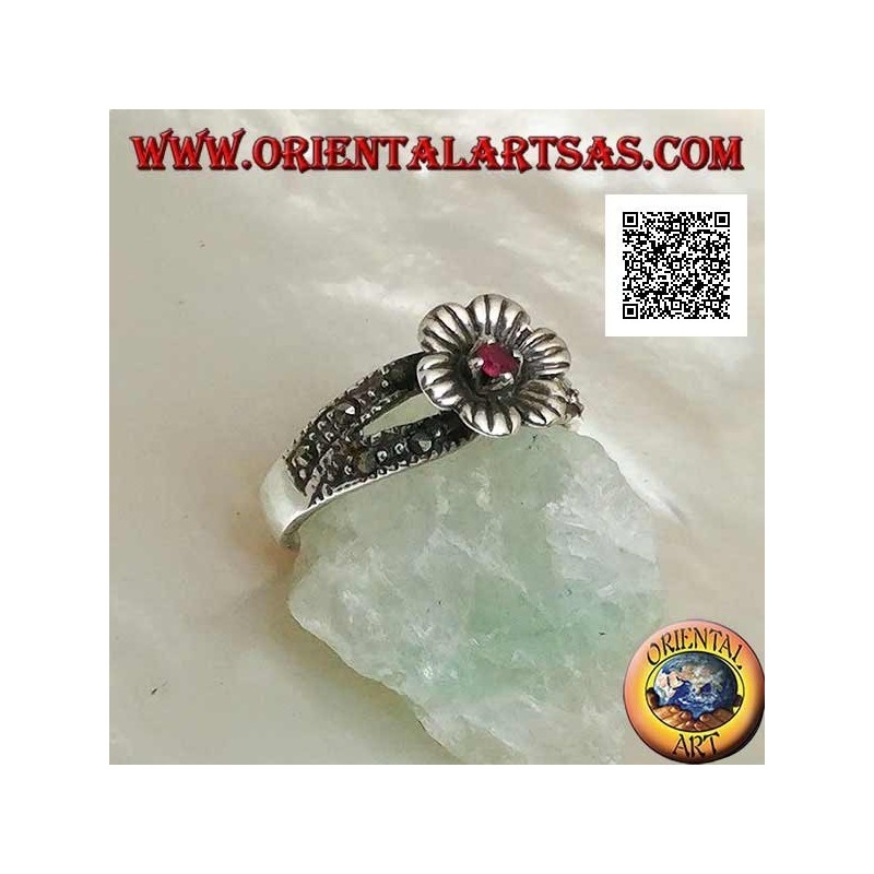 Anillo de plata en forma de flor con granate natural redondo engastado en el centro sobre dos filas de marcasita