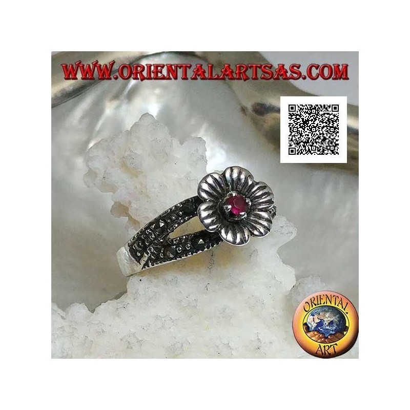 Anillo de plata en forma de flor con granate natural redondo engastado en el centro sobre dos filas de marcasita