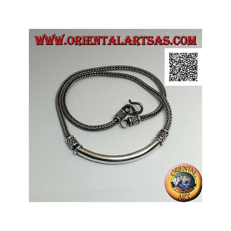 Collier carré en argent entrelacé avec plaque tubulaire centrale lisse et inserts décoratifs en serpentine