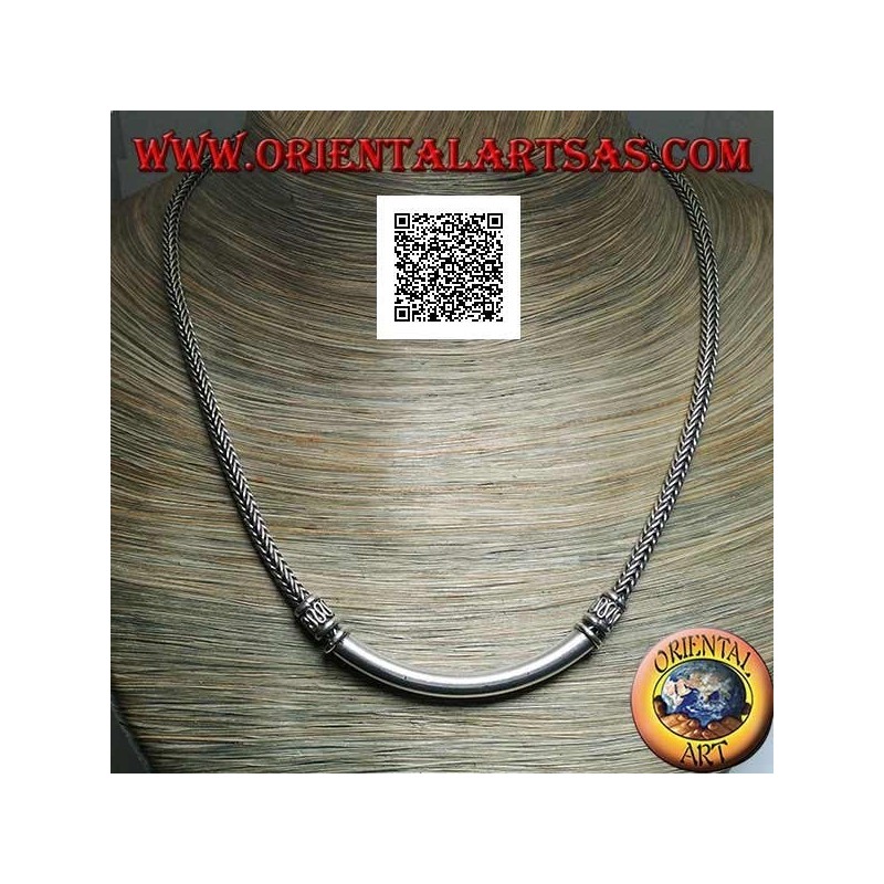 Collana in argento intreccio squadrato con piastra tubolare liscia centrale e inserti decorativi a serpentina