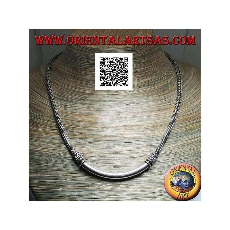 Collana in argento intreccio squadrato con piastra tubolare liscia centrale e inserti decorativi a serpentina